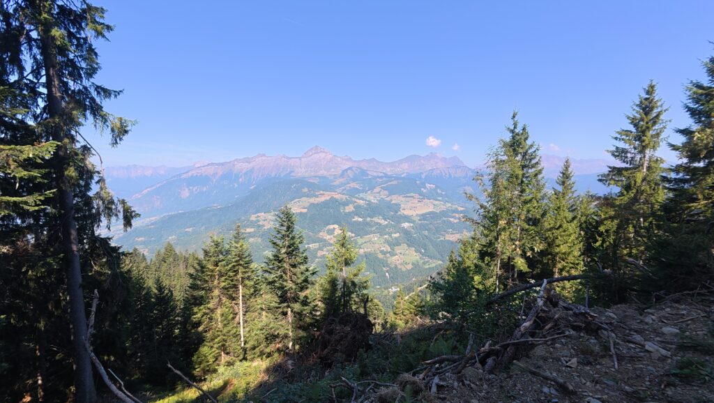 Paysage pendant l'ascension vers le refuge du Lachat