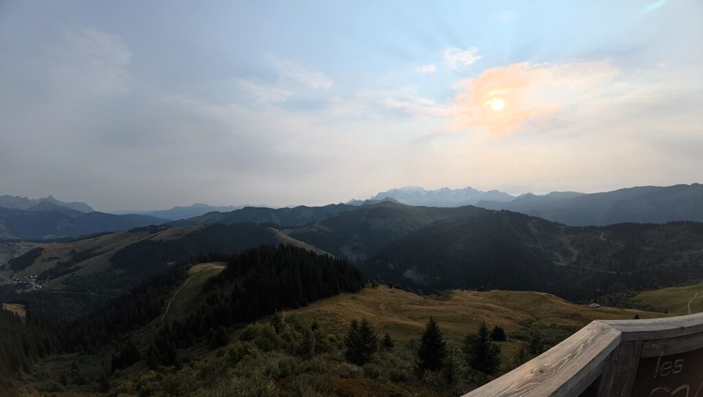 Panorama depuis le balcon sur le Mont-Blanc.