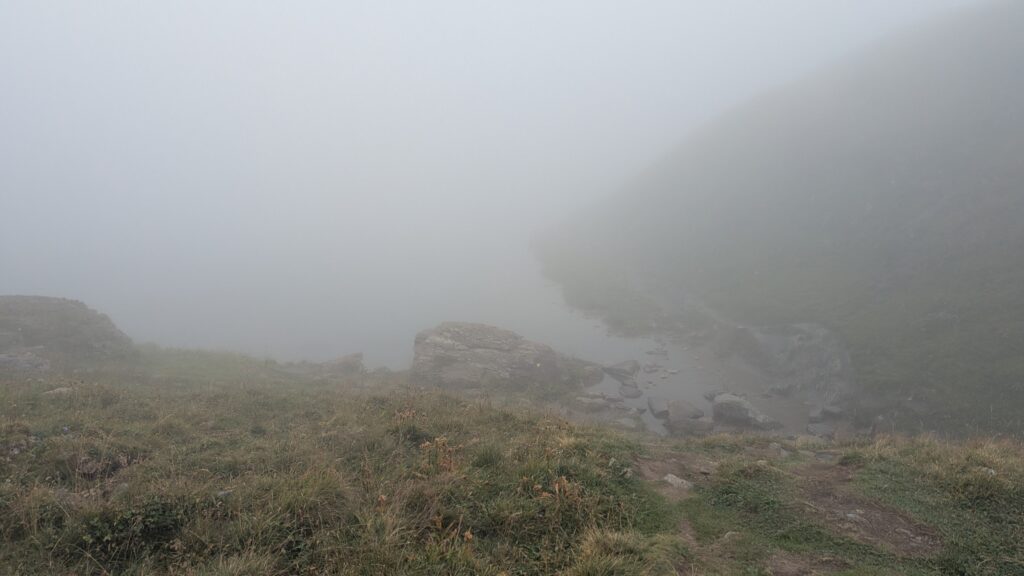 Lac d'Amour, l'un des joyaux du Beaufortain, dans le brouillard.
