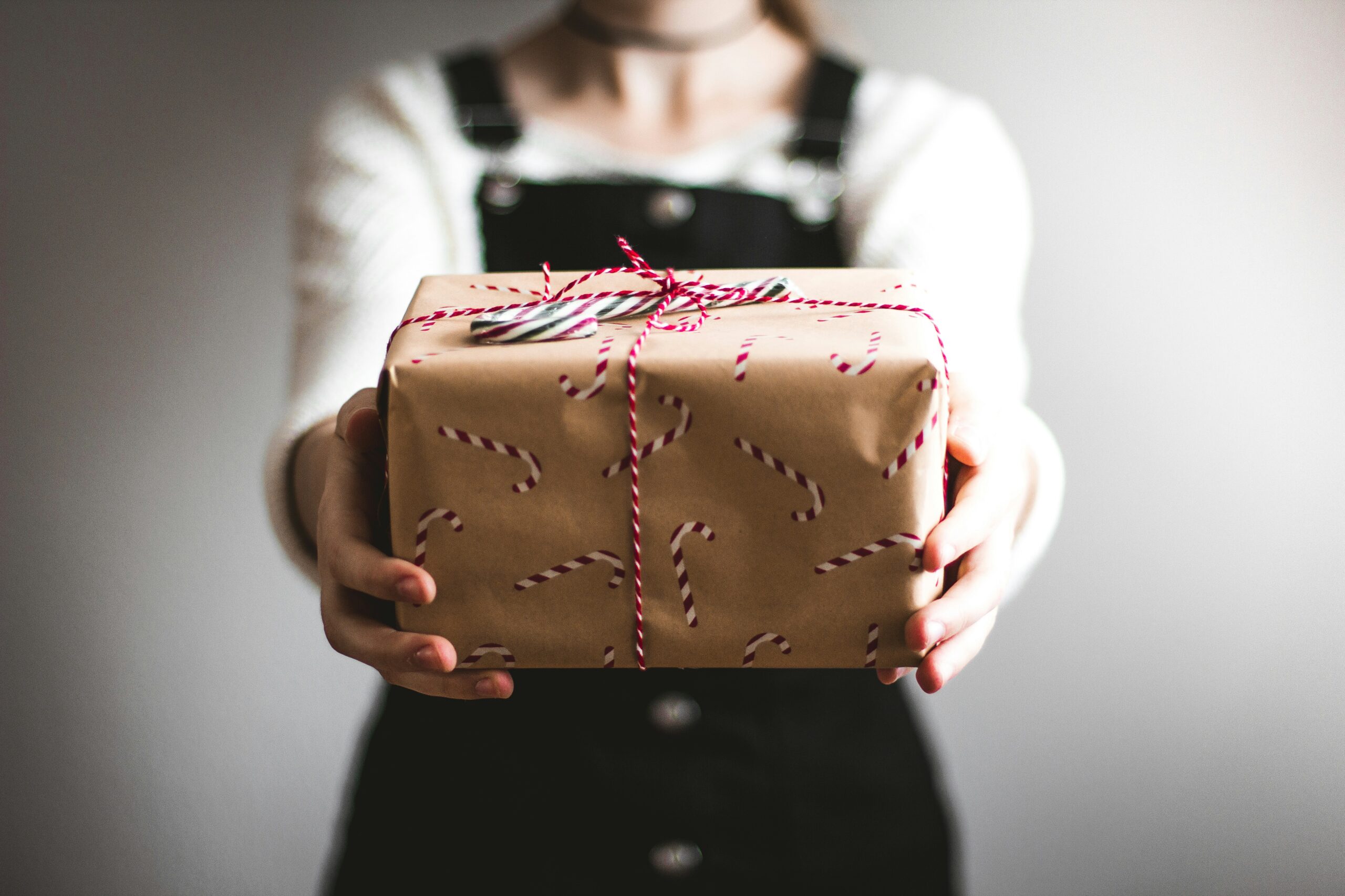 Femme qui tend un cadeau