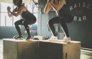 Renforcement musculaire Trail – Deux femmes font des exercices de renforcement musculaire
