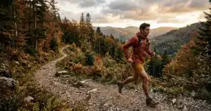 Traileur concentré sur un sentier de montagne, moment de préparation mentale