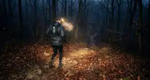 Traileur à la frontale dans une descente de nuit en forêt pendant sa préparation de la SaintéLyon