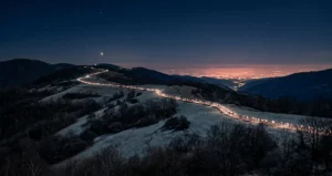 Ruban de lampes frontales serpentant de nuit sur les crêtes des Monts du Lyonnais pendant la SaintéLyon